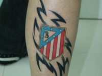 TATUAJE ESCUDO ATLETICO MADRID EN PIERNA TRIBAL