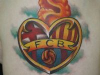 TATUAJE ESCUDO F.C.B. NEW SCHOOL EN HOMBRO