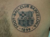 TATUAJE ESCUDO F.C.B. CENTENARIO EN PECHO