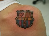 TATUAJE F.C.B. EN ESPALDA