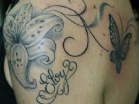 TATUAJE ENREDADERA CON NOMBRE EN HOMBRO