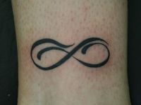 TATUAJE SIMBOLO INFINITO EN TOBILLO