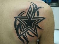 TATUAJE ESTRELLA Y TRIBAL EN ESPALDA