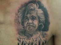 TATUAJE RETRATO Y NOMBRE EN PECHO