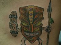 TATUAJE TIKI SKATER EN COSTADO