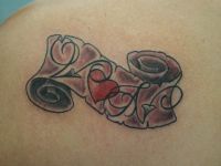 TATUAJE LETRAS Y CORAZ�N EN PERGAMINO