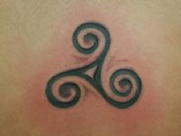 TATUAJE TRISKEL EFECTO GRABADO EN PIEL