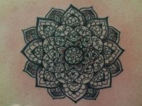 mandala-loto-lotus-oriental-tattoo-tatuaje-amor-de-madre-zamora-chica-girl-back-espalda