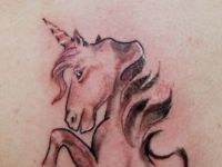 TATUAJE CABALLO UNICORNIO