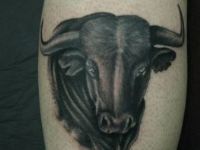 TATUAJE CABEZA DE TORO EN GEMELO