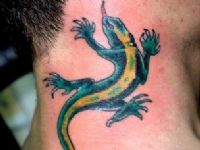 TATUAJE LAGARTO COLOR EN CUELLO