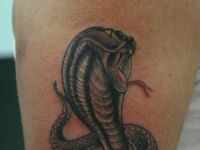 TATUAJE SERPIENTE COBRA EN HOMBRO