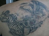 TATUAJE TIGRE Y AGUILA EN ESPALDA