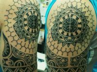 Maorí-polinesio-brazo-hombro-tattoo-tatuaje-amor-de-madre-zamora