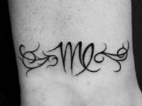 Letra-filigrana-muneca-pequeno-tattoo-tatuaje-amor-de-madre-zamora