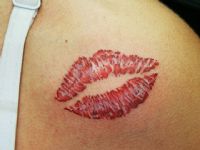 labios-kiss-beso-femenino-tattoo-tatuaje-amor-de-madre-zamora-hombro-shoulder