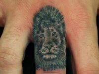 leon-lion-minitattoo-frase-phrase-labios-lips-tattoo-tatuaje-amor-de-madre-zamora-brazo-arm-dedo-fin