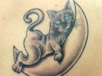 TATTOO TATUAJE GATO ACOSTADO ECHADOENCIMA DE LUNA SOMBRAS HOMBRO ESPALDA