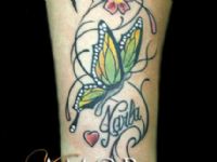 TATUAJE ENREDADERA, MARIPOSA Y NOMBRE