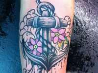 tradicional-ancla-flores-flowers-tattoo-tatuaje-amor-de-madre-zamora-antebrazo-forearm