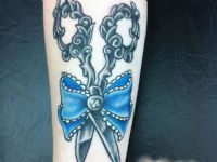 Tijera-lazo-color-azul-tattoo-tatuaje-amor-de-madre-zamora