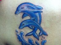 TATUAJE DELFINES SALTANDO COLOR