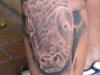 TATUAJE DE CABEZA DE TORO GRANDE EN GEMELO