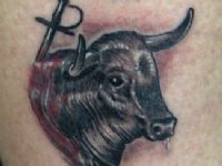 TATUAJE CABEZA DE TORO MUY PEQUEA