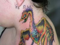 TATUAJE AVE FENIX CUELLO