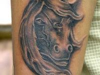 TATUAJE CABEZA CABALLO Y LUNA EN BRAZO