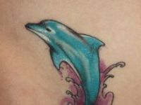 TATUAJE DELFIN COLOR CADERA