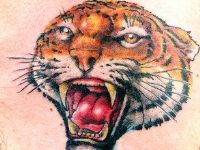 TATUAJE CABEZA DE TIGRE EN PECHO