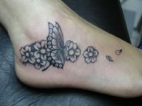 TATUAJE ENREDADERA MARIPOSAS Y FLORES