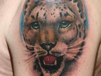 TATUAJE CABEZA DE LEOPARDO EN HOMBRO