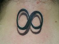 TATUAJE SIMBOLO INFINITO EN ESPALDA