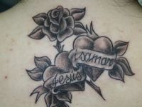 TATUAJE CORAZONES ROSA Y NOMBRES