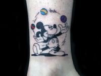 TATUAJE MICKEY MOUSSE JUGANDO