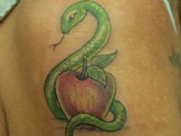 TATUAJE SERPIENTE COLOR Y MANZANA