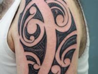 TATUAJE MAORI POLINESIO EN BRAZO