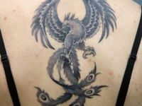 TATUAJE AVE FENIX EN ESPALDA