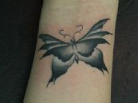 TATUAJE MARIPOSA EN MUECA