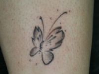 TATUAJE MARIPOSA SENCILLA EN TOBILLO