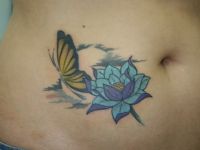 TATUAJE MARIPOSA Y FLOR EN VIENTRE