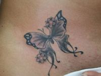 TATUAJE MARIPOSA Y FLORES INGLE