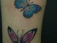 TATUAJE MARIPOSAS COLOR PIERNA