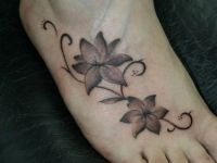 TATUAJE ENREDADERA FLORES EMPEINE