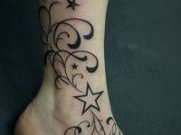 TATUAJE ENREDADERA Y ESTRELLAS PIERNA