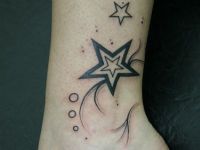 TATUAJE ENREDADERA TRIBAL FINO Y ESTRELLAS TOBILLO