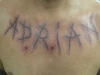 TATUAJE NOMBRE EN PIEL RASGADA