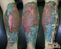 Oriental-carpa-koi-olas-waves-pez-fish-tattoo-tatuaje-amor-de-madre-zamora-pierna-leg-chico-man